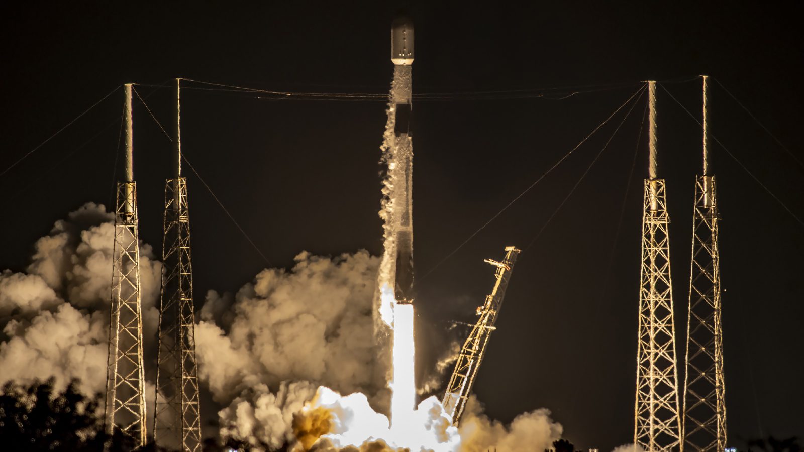 Falcon 9 компании SpaceX успешно выведен на орбиту с 22 спутниками Starlink