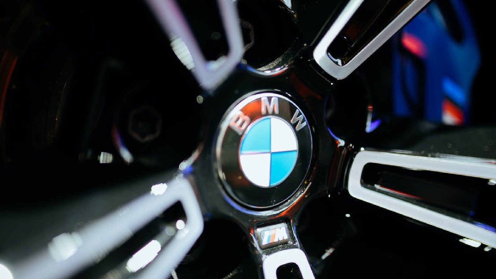 BMW представляет первое удаленное обновление программного обеспечения модели OS 8 для BMW i4
