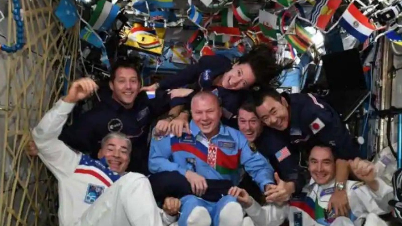 Астронавты МКС развлекаются на космической олимпиаде без гравитации