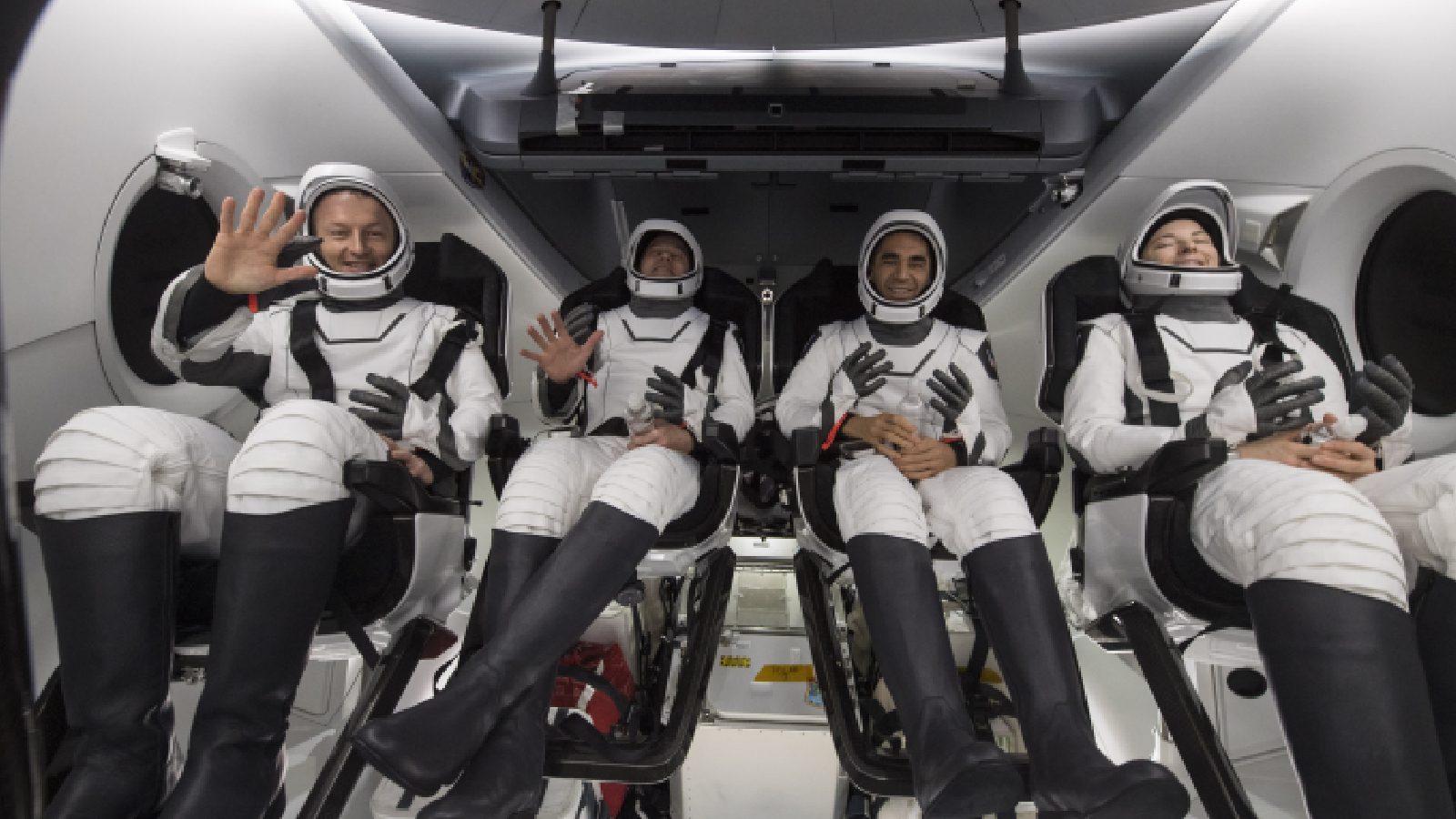 Астронавты экипажа-3 космического корабля SpaceX «Endurance» приземлились на Землю с космической станции