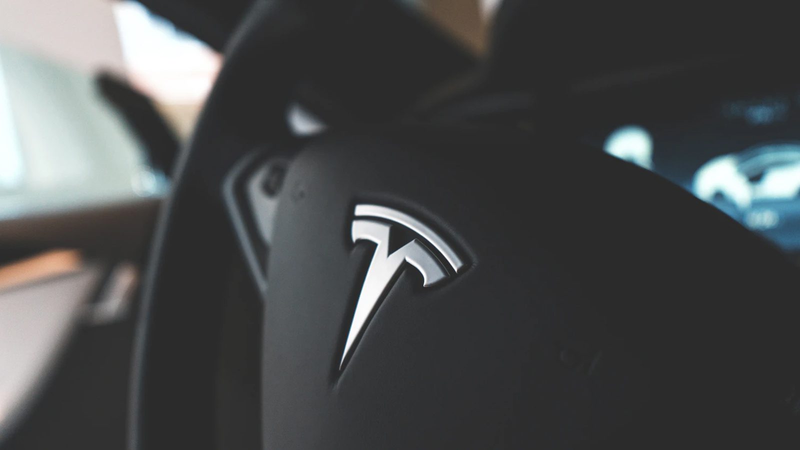 В отчете говорится, что Tesla откладывает поставки первой модели S в клетку