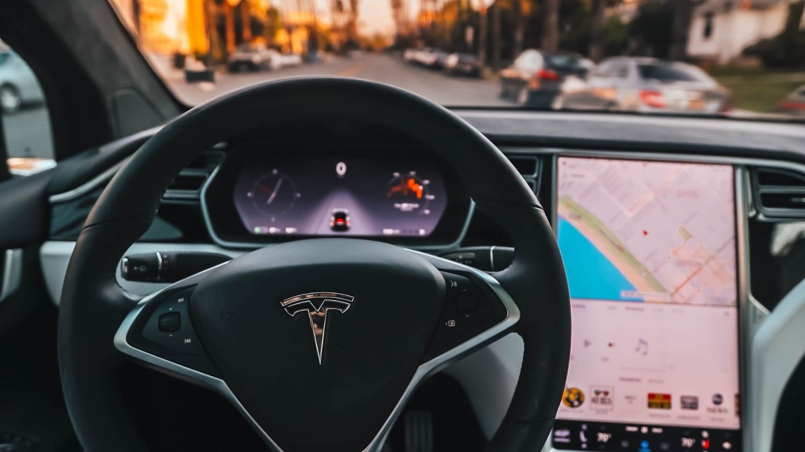 Владельцы Tesla сообщают о десятках случаев «фантомного торможения»