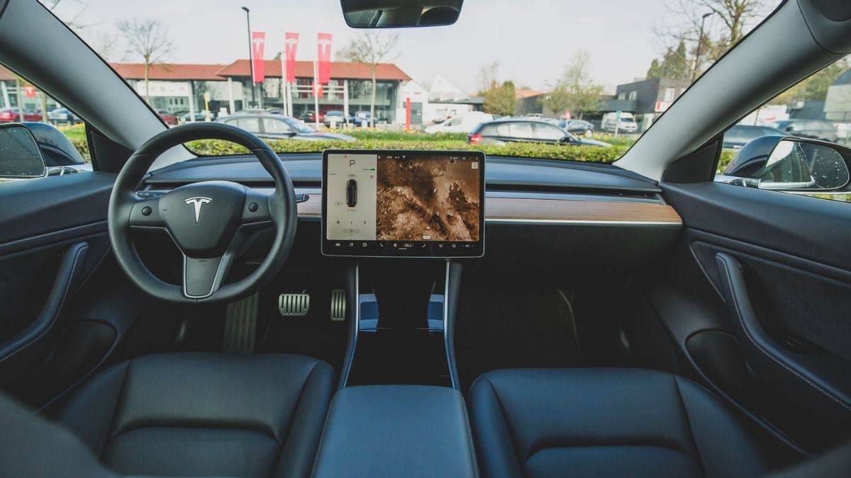 Инженеры обманом заставили автомобиль Tesla ездить на автопилоте без водителя