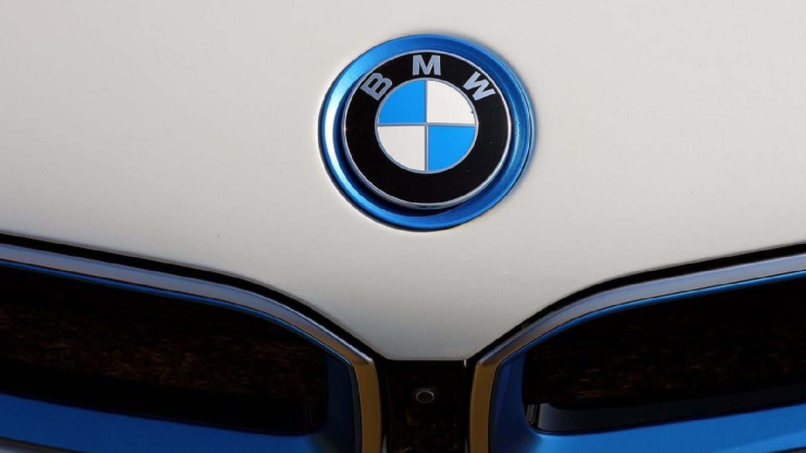 На 15-м году своего существования автомобильный завод BMW выпустил автомобиль номер 1 00 000.