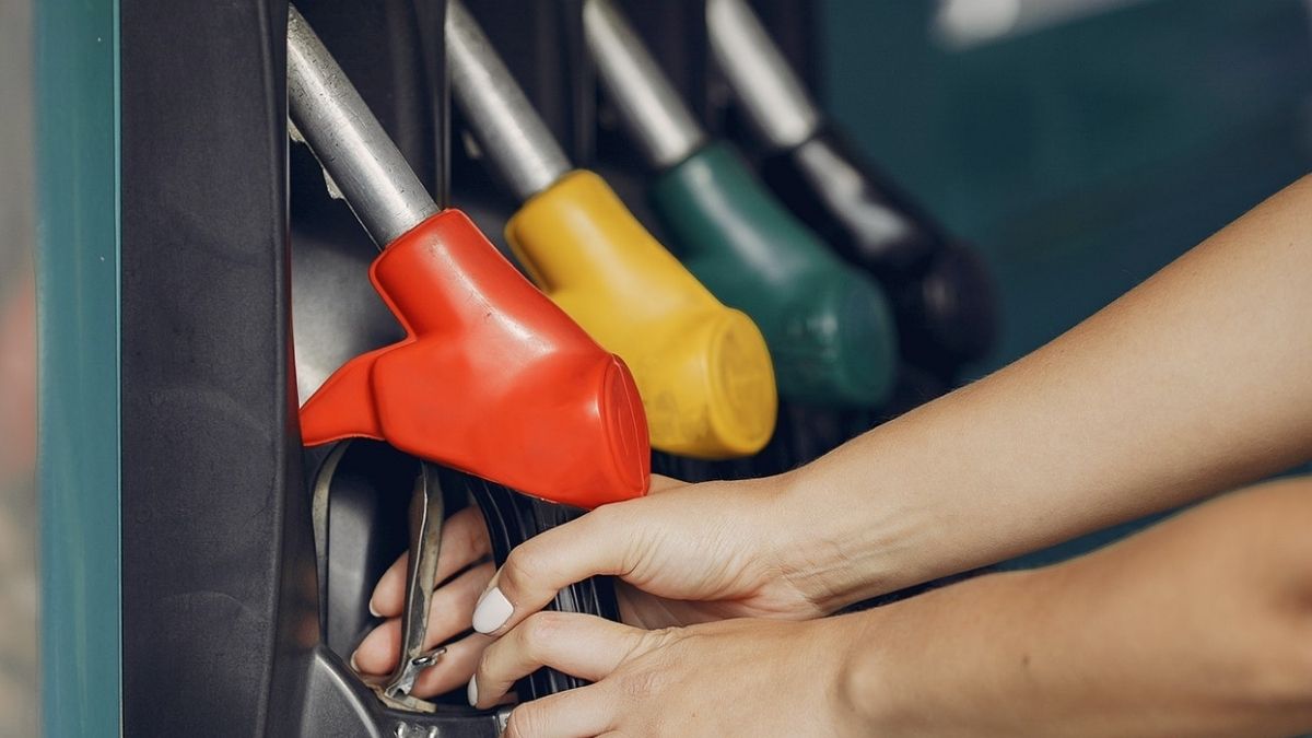 Цены на топливо в Индии снова поднялись: бензин вырос на 26 пенсов, дизельное топливо - на 32 пенсов за литр