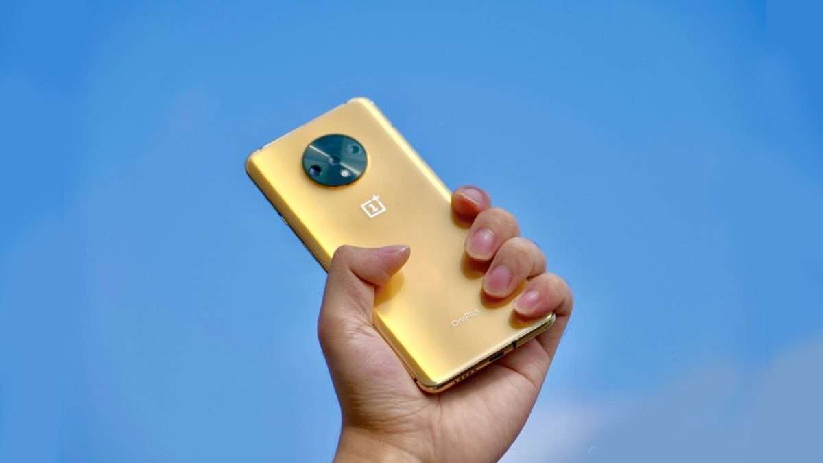 OnePlus опубликовала фотографию OnePlus 7T в ярком золотисто-желтом цвете