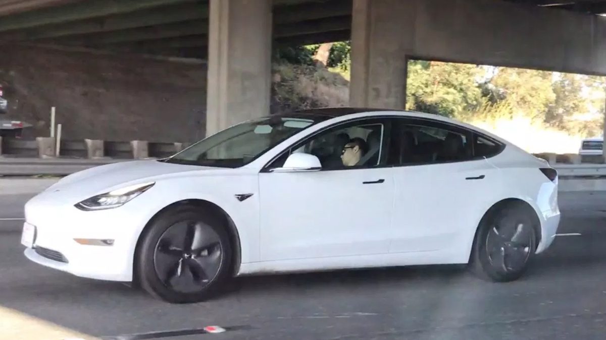 Водитель Tesla использует функцию автопилота, чтобы спать за рулем