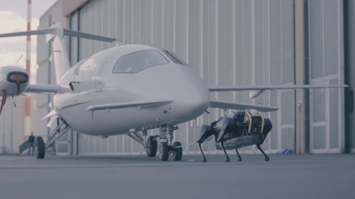 Этот «робот-собака» может тащить 3-тонный тяжелый самолет Piaggio P180 Avanti