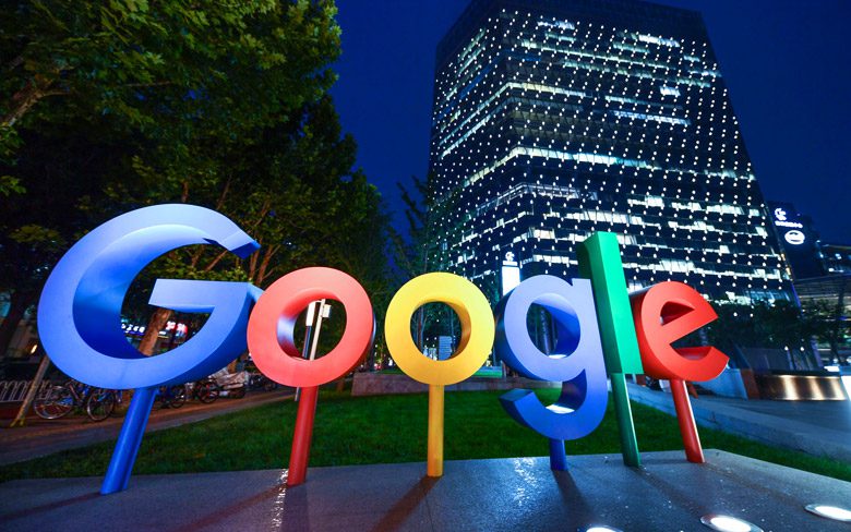 Google отвечает на определенные поисковые запросы с мобильных устройств без стандартных результатов в Интернете