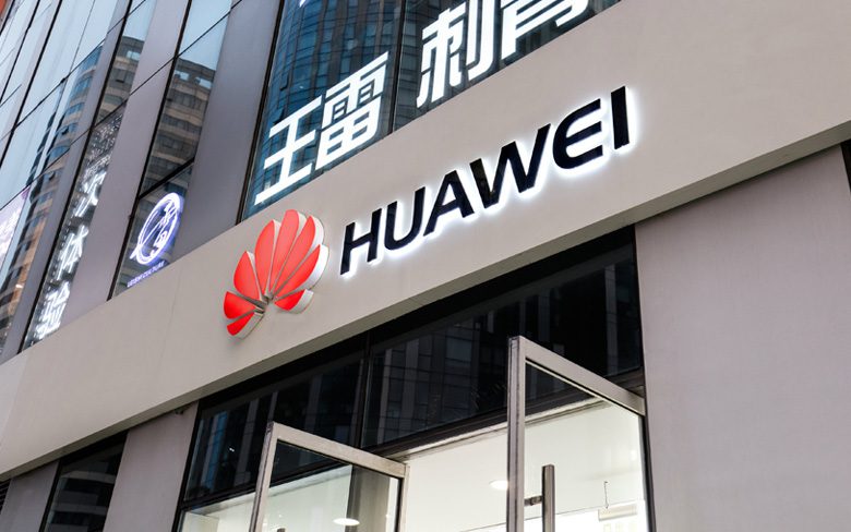 Huawei наказывает сотрудника за публикацию новогоднего твита с помощью iPhone