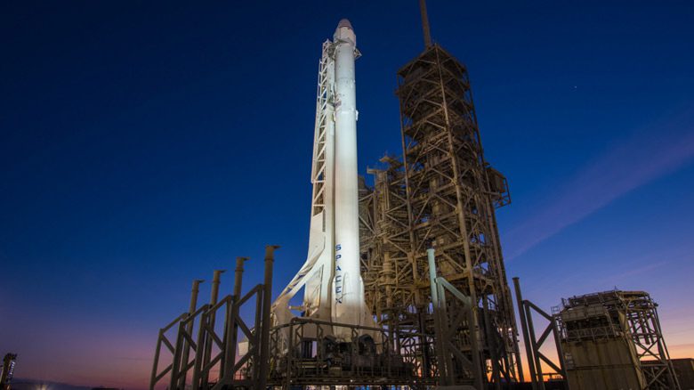 SpaceX попытается сделать что-то нелепое, например, использовать «гигантский воздушный шар для вечеринок», чтобы замедлить верхнюю часть ракеты...