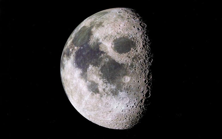 Ученые нашли следы водяного льда вокруг полюсов Луны