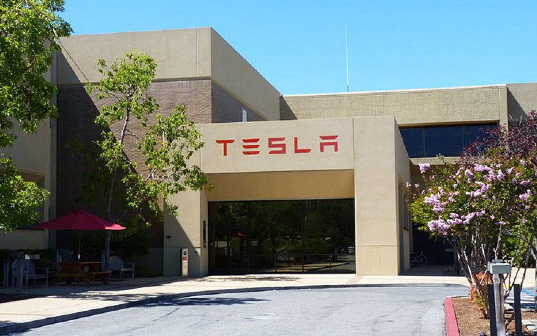 Федеральный судья постановил, что Tesla будет защищаться от злоупотреблений в отношении иностранных рабочих